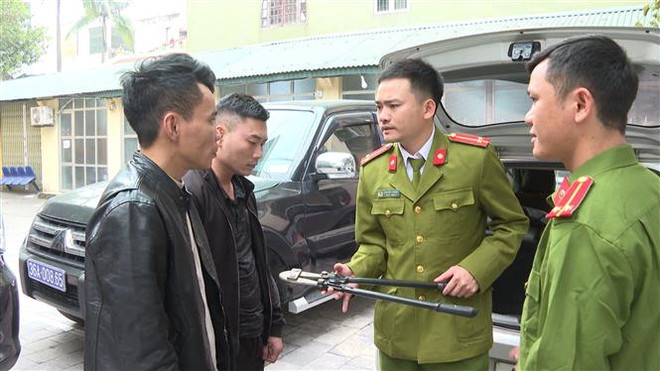 Hai đối tượng Hà Văn Thắng và Phạm Quang Hùng cùng tang vật gây án tại cơ quan công an. (Ảnh: TTXVN) Thanh Hóa: Bắt giữ 2 đối tượng trộm hoa lan đột biến liên tỉnh ảnh 2