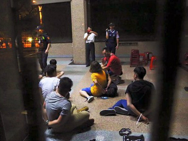 Đài Loan bắt 30 người biểu tình xông vào trụ sở Bộ Giáo dục ảnh 1