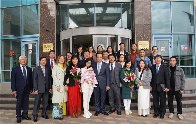 Đại sứ Việt Nam tại Nga thăm hỏi bà con tiểu thương chợ Teply Stan ảnh 4