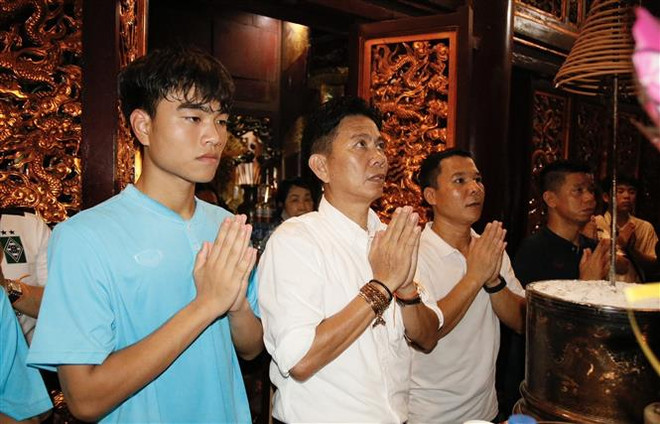 Đội tuyển Bóng đá Nam U17 Việt Nam báo công lên các Vua Hùng ảnh 2