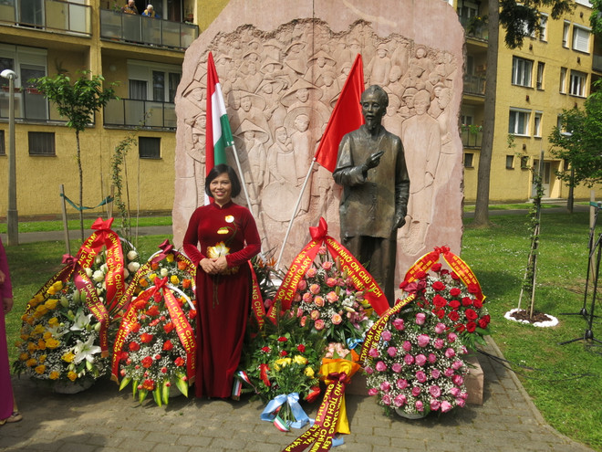 Những người con Việt Nam tại Hungary tưởng nhớ ngày sinh nhật Bác ảnh 2