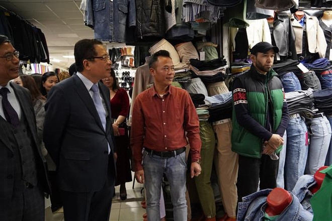 Đại sứ Việt Nam tại Nga thăm hỏi bà con tiểu thương chợ Teply Stan ảnh 2