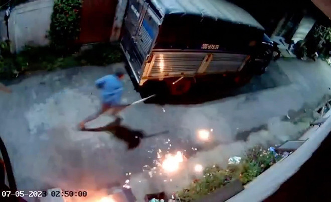 Đồng Nai: 4 đối tượng ném bom xăng, đập phá ôtô giữa đêm khuya ảnh 1