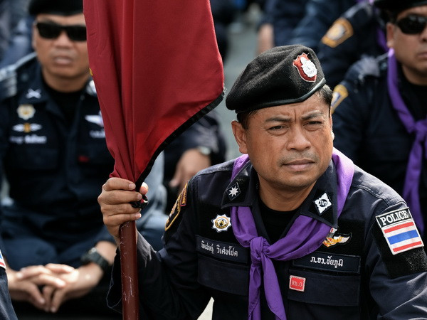 Người biểu tình Thái Lan lại xông vào trụ sở cảnh sát quốc gia ảnh 1