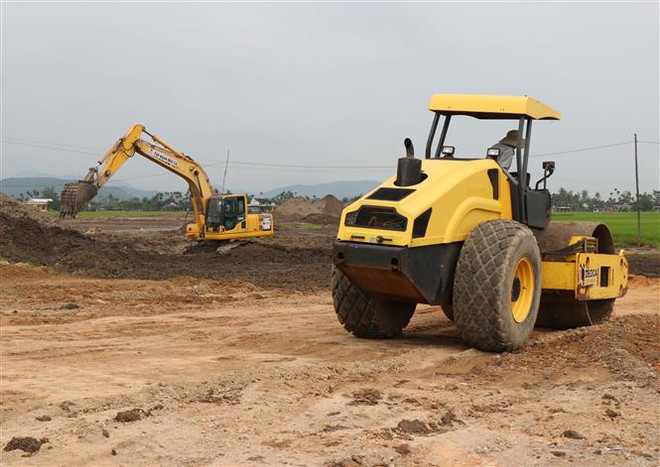 Nhà thầu thi công cao tốc. (Ảnh: Phạm Cường/TTXVN) Nguy cơ thiết hụt nguồn cát cho các dự án cao tốc tại ĐBSCL ảnh 2
