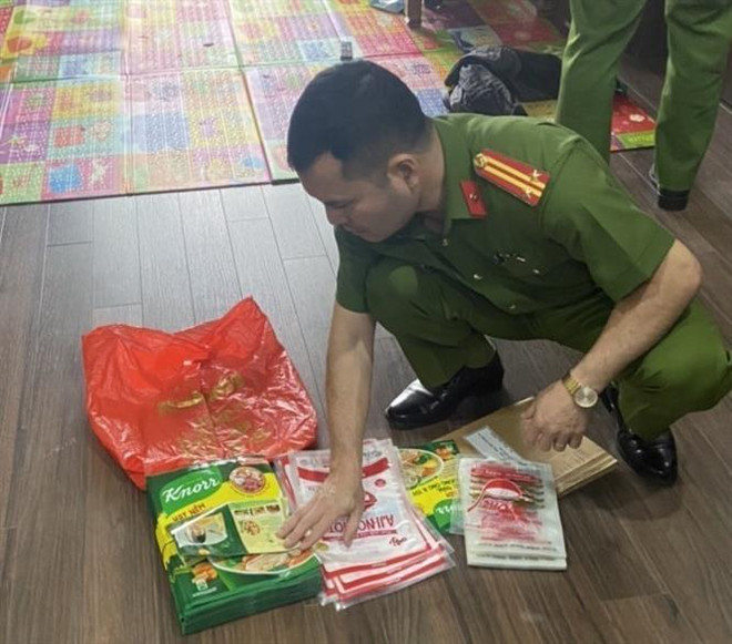 Lực lượng chức năng phát hiện 2 vợ chồng Sơn-Yến sản xuất, buôn bán gần 7,5 tạ mỳ chính, hạt nêm giả. (Ảnh: TTXVN phát) Bắt quả tang 2 vợ chồng buôn bán gần 7,5 tạ mỳ chính và hạt nêm giả ảnh 1