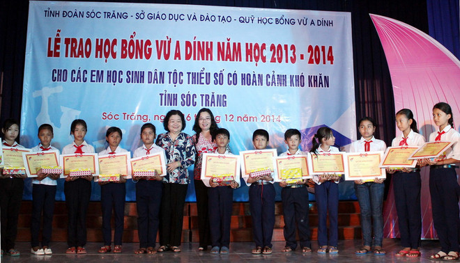 60 học sinh dân tộc Khmer nghèo nhận học bổng Vừ A Dính ảnh 1