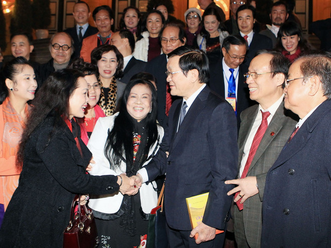 Chủ tịch nước Trương Tấn Sang với các nghệ sỹ sân khấu Việt Nam. (Ảnh: Nguyễn Khang/TTXVN) Chủ tịch nước gặp mặt đoàn các nghệ sỹ sân khấu Việt Nam ảnh 1