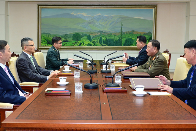 Đại diện quân sự cấp cao Hàn Quốc và Triều Tiên tại bàn đàm phán. (Ảnh: Yonhap/TTXVN) Đàm phán cấp cao Hàn Quốc và Triều Tiên có nguy cơ bị hủy ảnh 1
