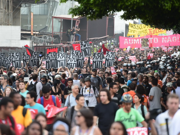 Lái xe tải đình công, chặn lối vào nhiều hải cảng ở Brazil ảnh 1