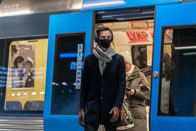 Hành khách đeo khẩu trang phòng dịch COVID-19 khi lưu thông trên tàu điện ngầm tại Stockholm, Thụy Điển. (Ảnh: THX/TTXVN) Slovakia tăng cường kiểm soát biên giới để ngăn chặn dịch COVID-19 ảnh 2