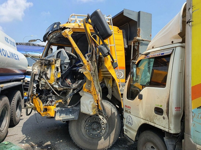 Quảng Nam: Quốc lộ 1A ách tắc giao thông 4 giờ do tai nạn liên hoàn ảnh 1