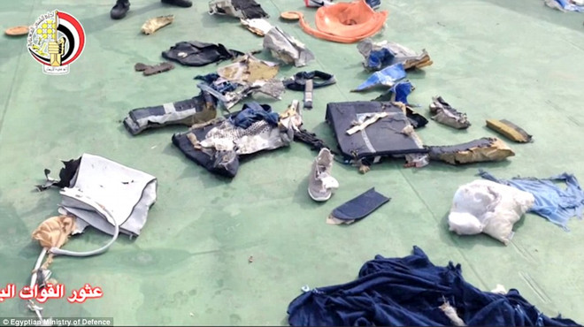 Xuất hiện hình ảnh đầu tiên về các mảnh vỡ máy bay Ai Cập ảnh 6
