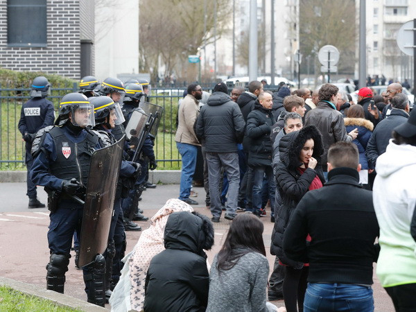 Hàng chục người bị bắt giữ sau đêm bạo động thứ 4 ở ngoại ô Paris ảnh 1