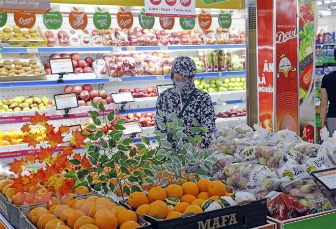 Lượng hàng hóa dồi dào tại một siêu thị ở Hà Nội. (Ảnh: Trần Việt/TTXVN) Kiểm soát lạm phát thích ứng từng giai đoạn của nền kinh tế ảnh 2