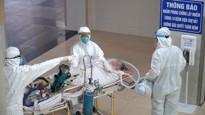 Vận chuyển bệnh nhân mắc COVID-19 lên khu vực điều trị của Bệnh viện Chợ Rẫy. (Ảnh: TTXVN phát) VN sẽ có 12 trung tâm hồi sức tích cực COVID-19 quốc gia ở 3 miền ảnh 2