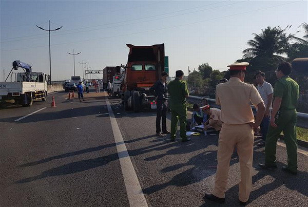 Xe container đâm hai xe dừng bên đường sửa chữa, một người tử vong ảnh 1