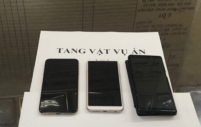 Tang vật vụ án. (Ảnh: TTXVN phát) Công an Hà Nội tích cực triệt phá, phòng chống tội phạm cướp tài sản ảnh 2