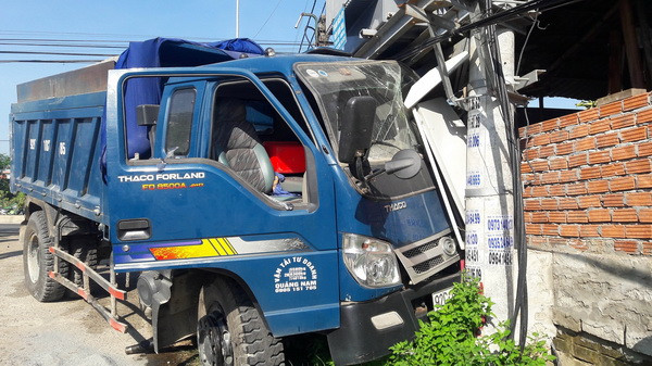 Quảng Nam: Xe tải va chạm với xe du lịch, 6 người bị thương ảnh 2