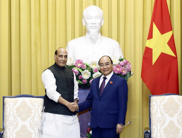 Chủ tịch nước Nguyễn Xuân Phúc tiếp Bộ trưởng Quốc phòng Cộng hòa Ấn Độ Rajnath Singh. (Ảnh: Thống Nhất/TTXVN) Chủ tịch nước Nguyễn Xuân Phúc tiếp Bộ trưởng Bộ Quốc phòng Ấn Độ ảnh 1