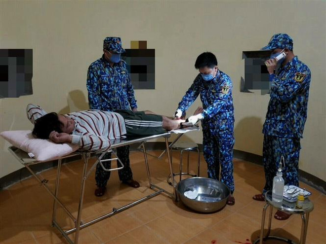 Khánh Hòa: Quân y đảo Đá Lớn A cứu chữa ngư dân bị tai nạn lao động ảnh 1