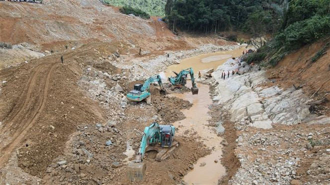 Lực lượng chức năng và các phương tiền tìm kiếm các nạn nhân mất tích dưới lòng suối Rào Trăng. (Ảnh: TTXVN phát) Bộ Công Thương đề nghị dừng các dự án thủy điện nhỏ dù đã có quy hoạch ảnh 1