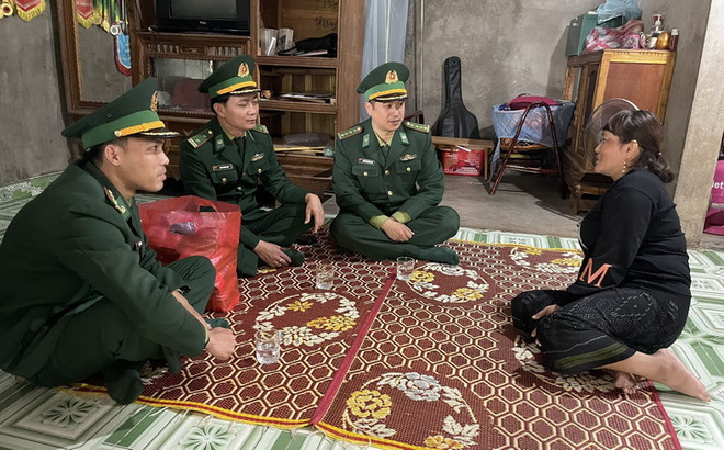 Trong ảnh: Đại diện lãnh đạo Đồn Biên phòng Thanh thăm hỏi, tặng quà cho gia đình chị Hồ Thị Mừng, bản A Sói Hang, xã Lìa thuộc diện hộ nghèo có thêm điều kiện đón Tết. Ảnh: TTXVN phát Xuân về trên những nẻo đường biên giới ở tỉnh Quảng Trị ảnh 2