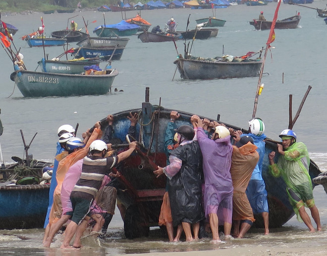 Sau Đà Nẵng, học sinh Quảng Nam nghỉ học để ứng phó bão số 3 ảnh 1
