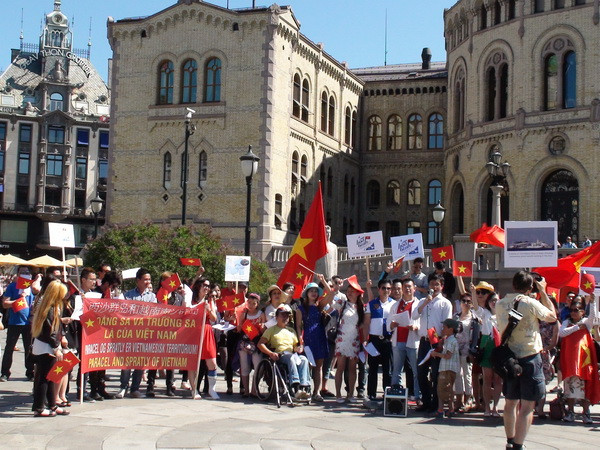 Người Việt ở Na Uy biểu tình chống Trung Quốc đặt giàn khoan ảnh 1