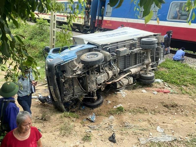 Tàu hỏa đâm xe tải băng qua đường sắt, hai người thương vong ảnh 1