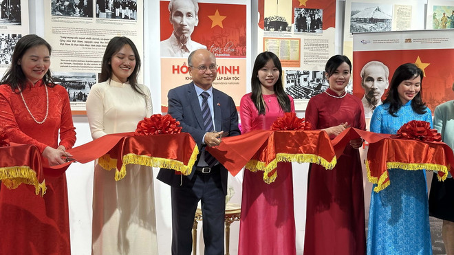 Đại sứ Đinh Toàn Thắng và Giám đốc Khu di tích Lê Thị Phượng cùng các đại biểu cắt băng khai mạc triển lãm. (Ảnh: Ngọc Hiệp/TTXVN) ttxvn_2705_trien lam hcm (5).jpg
