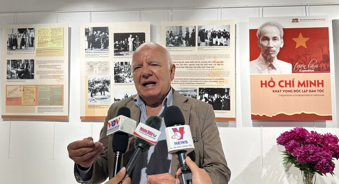 Ông Jean-Pierre Brard, cựu Thị trưởng thành phố Montreuil, nơi có Bảo tàng Lịch sử sống và Không gian Hồ Chí Minh, trả lời phỏng vấn báo chí. (Ảnh: Ngọc Hiệp/TTXVN) ttxvn_2705_trien lam hcm (7).jpg