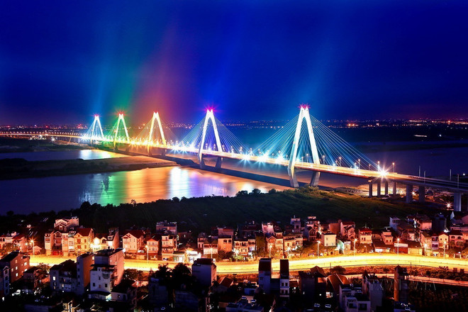 Cầu Nhật Tân bắc qua sông Hồng là cầu dây văng liên tục với 5 trụ tháp hình thoi và 6 nhịp dây văng, tượng trưng cho 5 cửa ô của Thủ đô. (Ảnh: Huy Hùng/TTXVN) ttxvn_2705_quy hoach thu do (4).jpg