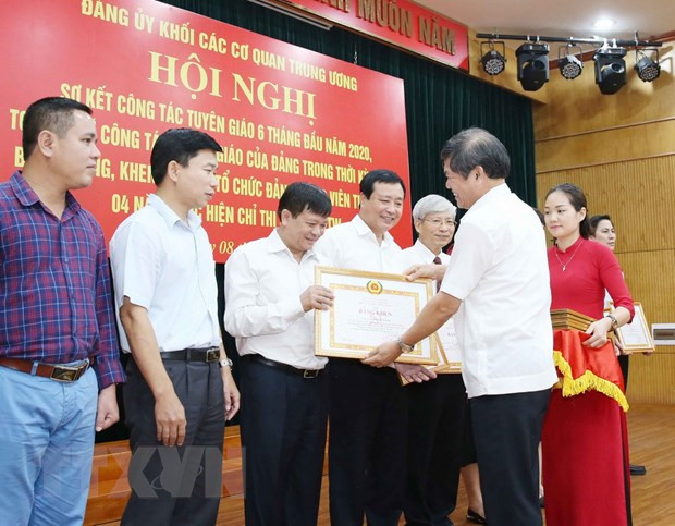 Ông Đinh Đăng Quang, Phó Bí thư Đảng ủy, Phó Tổng Giám đốc Thông tấn xã Việt Nam nhận Bằng khen của Đảng ủy Khối các cơ quan Trung ương về thành tích xuất sắc trong học tập và làm theo tấm gương, đạo đức, phong cách Hồ Chí Minh, từ 2018 đến 20/5/2020. (Ảnh: Phương Hoa/TTXVN) Công tác dân vận ở cơ quan Nhà nước của Đảng bộ Khối các cơ quan TW ảnh 3