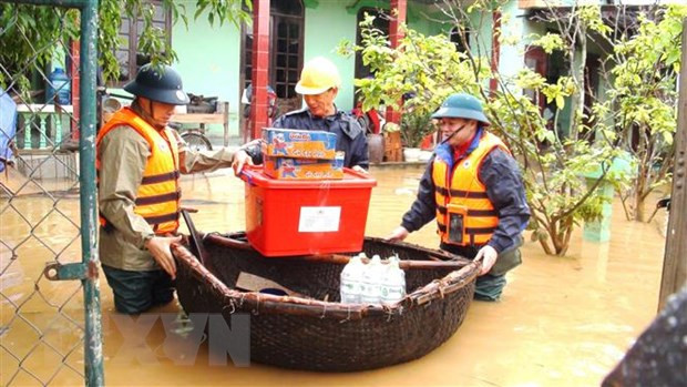 Chuyển hàng cứu trợ tới người dân ở xã Hàm Ninh, huyện Quảng Ninh, Quảng Bình. (Ảnh: Võ Dung/TTXVN) Các tổ chức quốc tế hỗ trợ cho nhân dân miền Trung vượt qua khó khăn ảnh 1