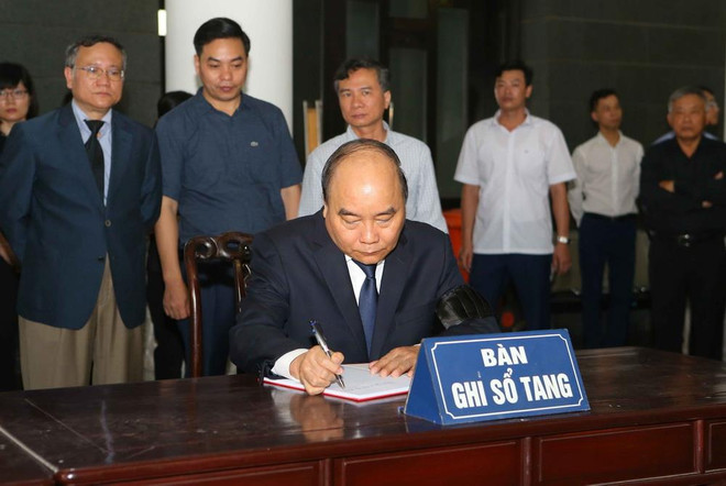 Thủ tướng Nguyễn Xuân Phúc ghi sổ tang. (Ảnh: Doãn Tấn/TTXVN) Vĩnh biệt giáo sư Hoàng Tụy - nhà Toán học tiêu biểu của Việt Nam ảnh 1