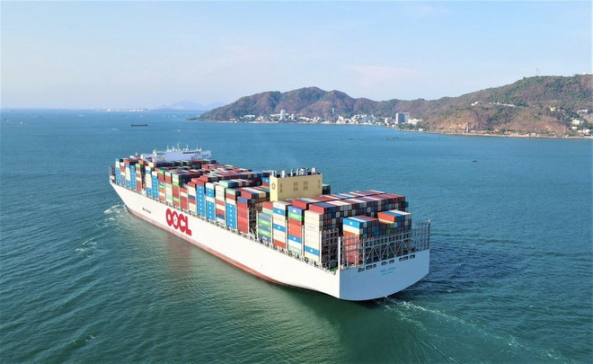 Siêu tàu container M/V OOCL SPAIN hành trình từ phao số 0 vào cảng Gemalink thuộc cụm cảng Cái Mép-Thị Vải, thị xã Phú Mỹ, tỉnh Bà Rịa-Vũng Tàu. (Ảnh: TTXVN phát) ttxxvn_cai mep thi vai.jpg