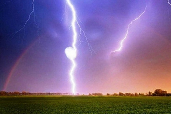 Quảng Ngãi: Một phụ nữ bị sét đánh tử vong khi đang làm đồng ảnh 1