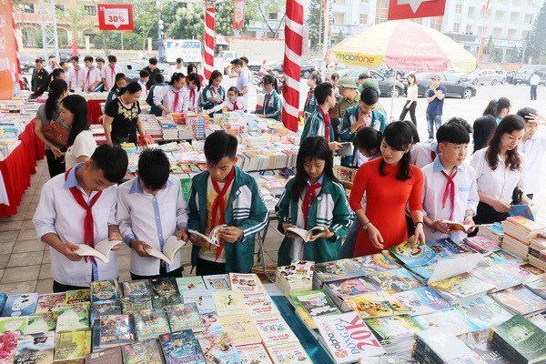 Các em học sinh tham quan Hội sách. (Ảnh: Trung Kiên/TTXVN) Hội sách Đất Tổ và Triển lãm ảnh nghệ thuật về quê hương Phú Thọ ảnh 1