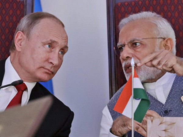 Thủ tướng Ấn Độ Narendra Modi và Tổng thống Nga Vladimir Putin. (Nguồn: AP) Nga, Ấn Độ ký thỏa thuận lập quỹ đầu tư chung trị giá 1 tỷ USD ảnh 1