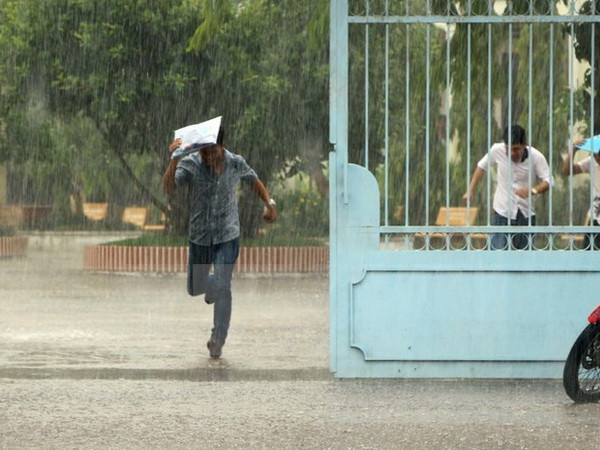 Cảnh báo mưa dông ở Hà Nội, lũ trên các sông ở miền Trung ảnh 1