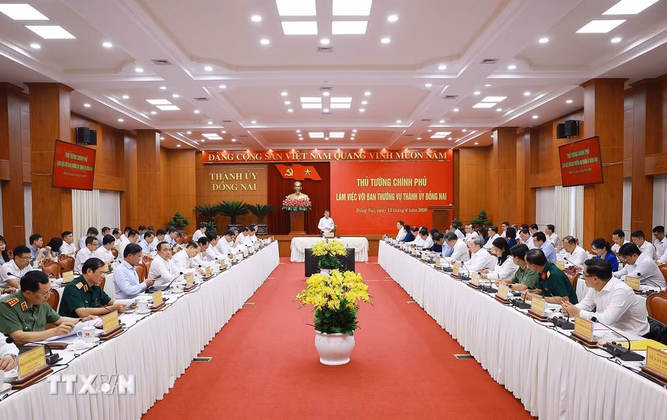Thủ tướng Lê Minh Hưng làm việc với Ban Thường vụ Thành uỷ Đồng Nai về thực hiện nhiệm vụ phát triển kinh tế-xã hội. (Ảnh: Dương Giang/TTXVN)