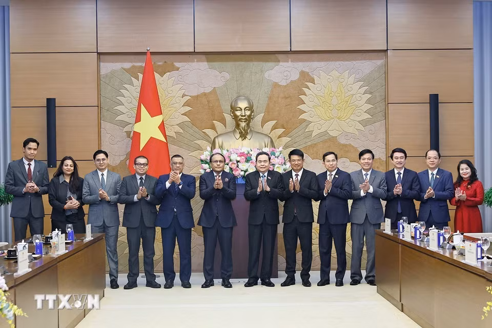 Chủ tịch Quốc hội Trần Thanh Mẫn với đại biểu. (Ảnh: Doãn Tấn/TTXVN)