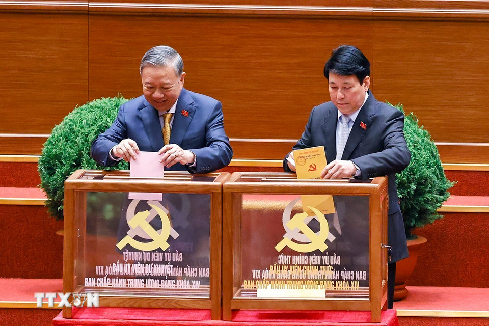Tổng Bí thư Tô Lâm cùng các đồng chí lãnh đạo Đảng và Nhà nước bỏ phiếu bầu Ban Chấp hành Trung ương Đảng khóa XIV. (Ảnh: TTXVN)