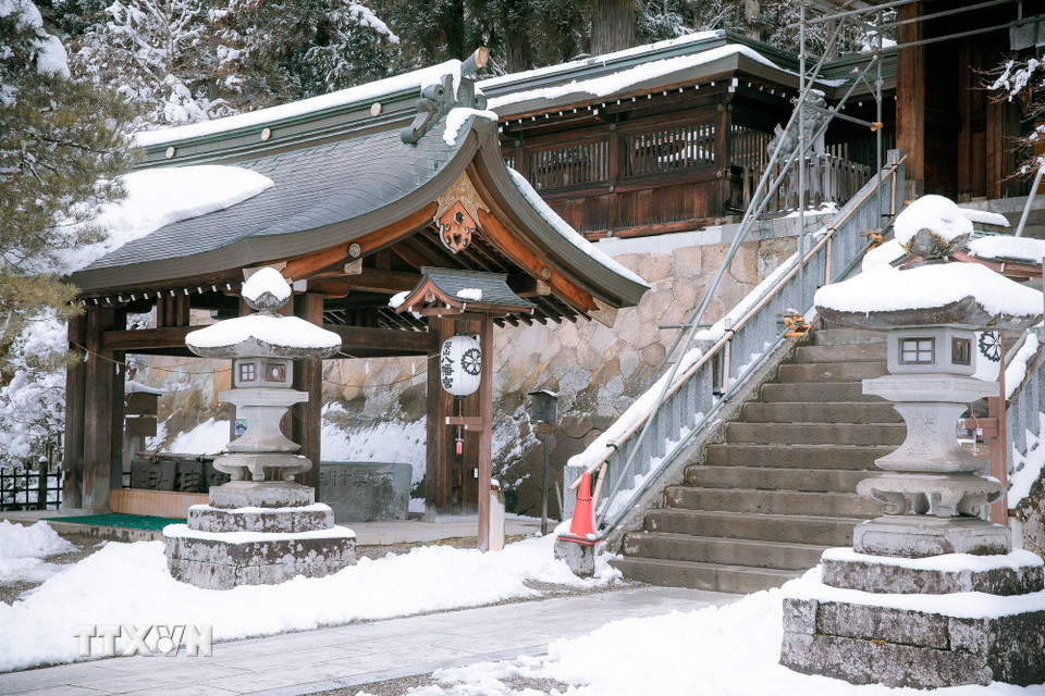 Lối vào ngôi đền Sakurayama Hachiman cổ kính. (Ảnh: Xuân Giao/TTXVN)