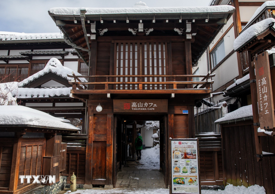 Hàng cafe nổi tiếng ở khu phố cổ Takayama. (Ảnh: Xuân Giao/TTXVN)