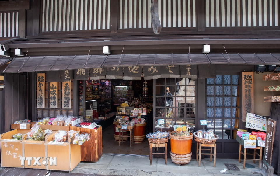 Một cửa hàng tạp hóa vẫn giữ nét kinh doanh truyền thống cách đây vài trăm năm.(Ảnh: Xuân Giao/TTXVN)