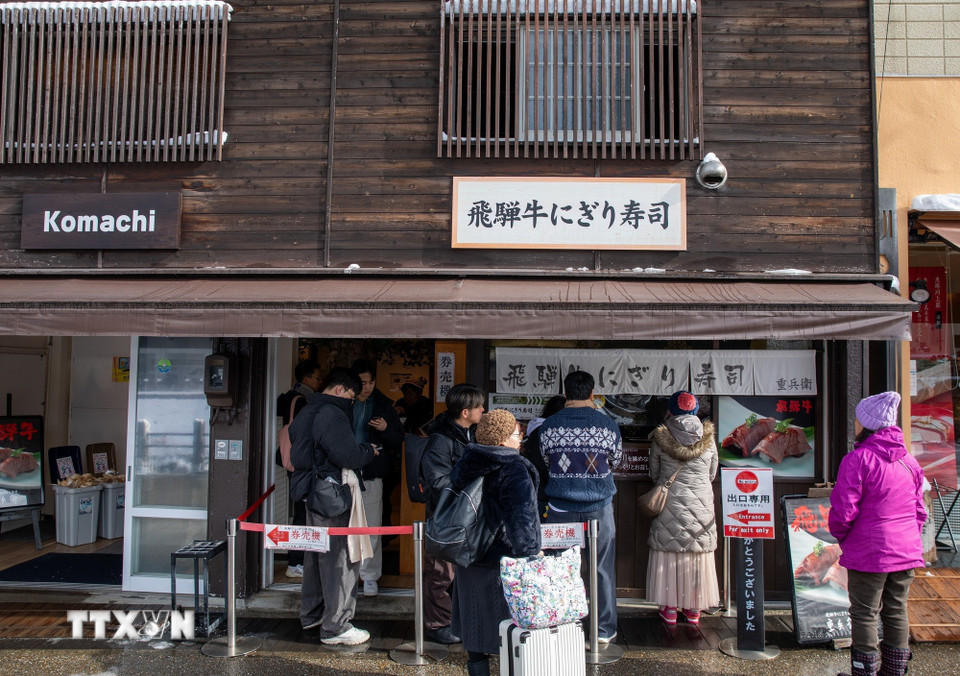 Du khách xếp hàng tại cửa hàng bán sushi thịt bò Hida nổi tiếng không kém thịt bò Kobe. (Ảnh: Xuân Giao/TTXVN)
