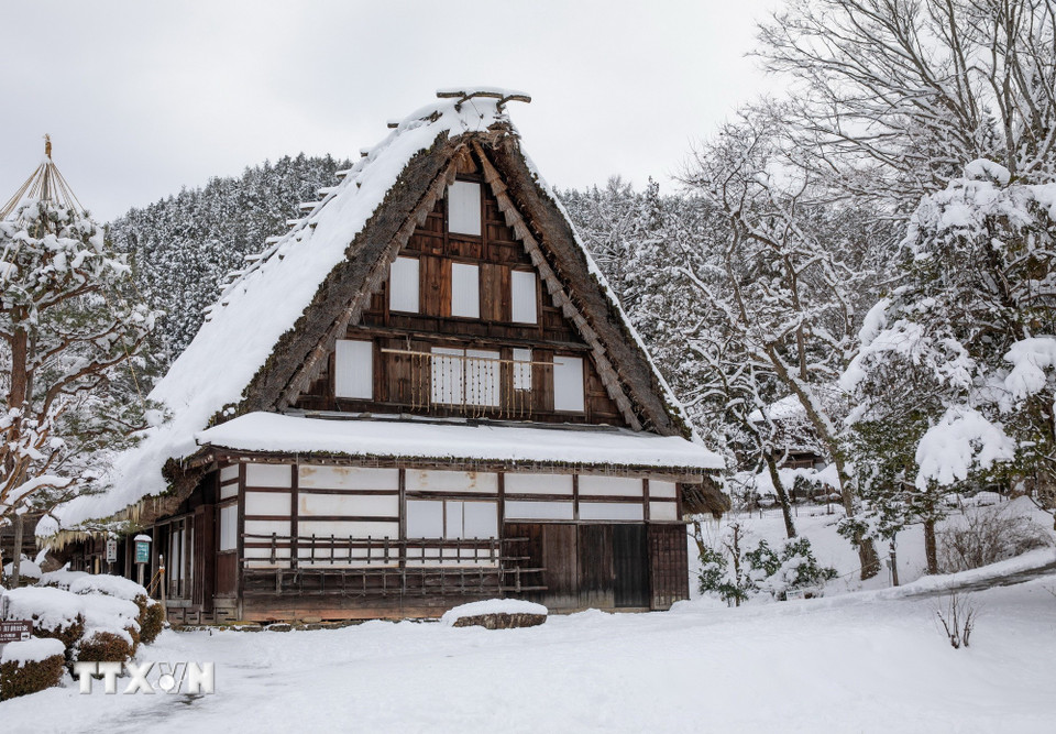 Ngôi nhà cổ xây bằng gỗ và tranh theo phong cách vùng núi Hida. (Ảnh: Xuân Giao/TTXVN)
