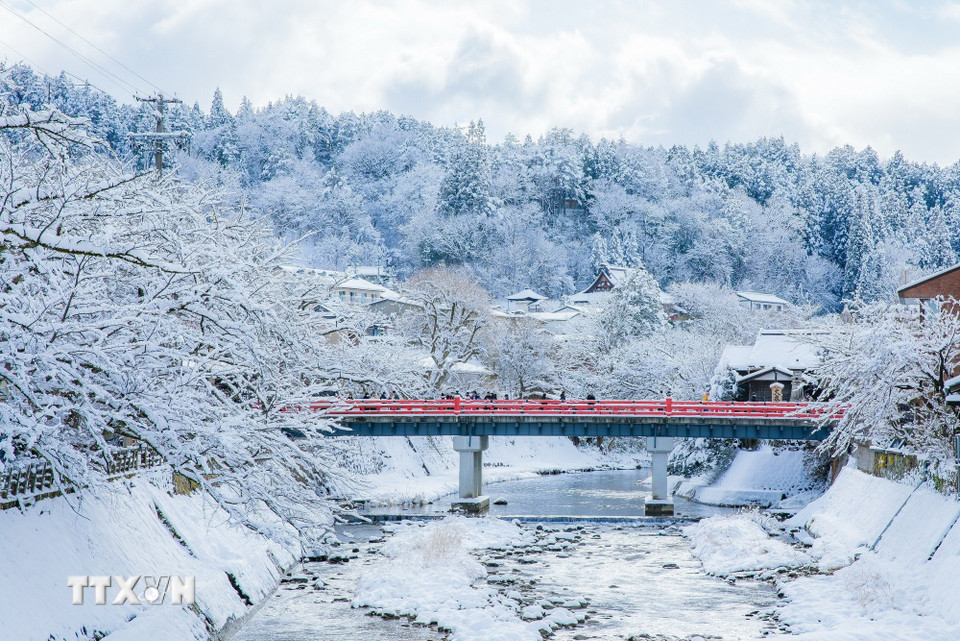 Cầu đỏ Nakabashi nổi bật giữa khung cảnh tuyết trắng bao phủ là điểm tham quan nổi tiếng.(Ảnh: Xuân Giao/TTXVN)